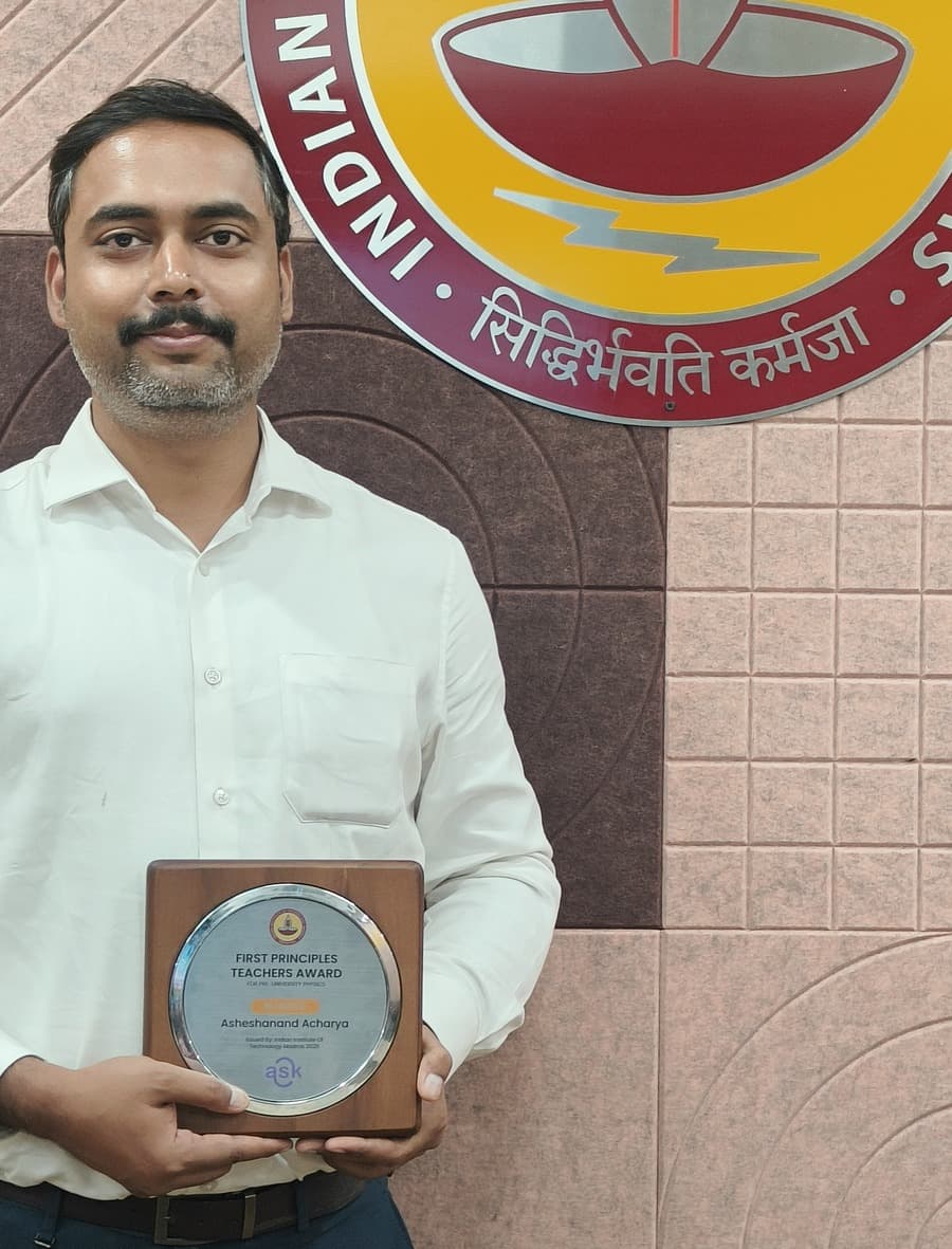 Asheshanand Acharya holding IIT Madras First Principles Teachers Award 2026